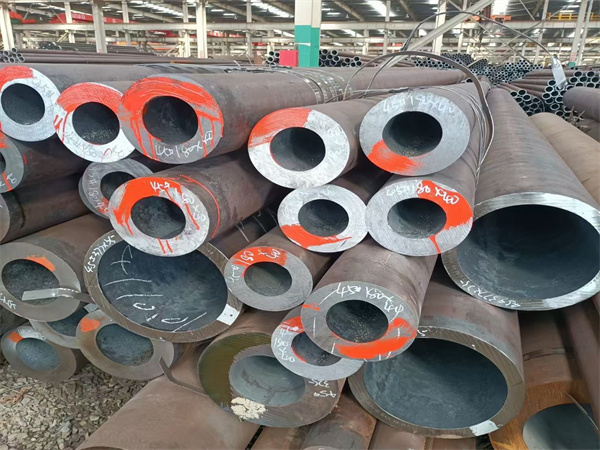 無(wú)縫鋼管 15CrMo石油裂化管 13crmo4-5無(wú)縫管 化肥設(shè)備用 零切割銷(xiāo)售